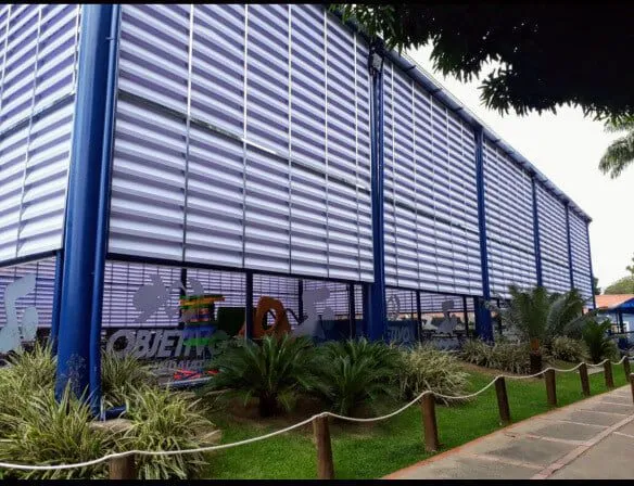 Venezianas Industriais: A Solução Sustentável para Ginásios Com a instalação de venezianas industriais, seu ginásio se torna mais sustentável. Elas oferecem ventilação natural, reduzindo a necessidade de ar condicionado e proporcionando conforto térmico durante as atividades.