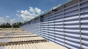 Janela Industrial para Lanternins Janela Industrial para Lanternins instalada em estrutura metálica, oferecendo ventilação natural e iluminação eficiente em galpões industriais.