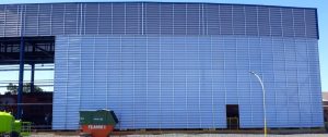 Janela Industrial para Lanternins Janela Industrial para Lanternins instalada em galpão para ventilação natural, com foco em eficiência térmica e renovação de ar puro no ambiente.
