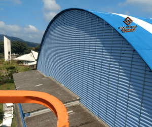 Veneziana de policarbonato alveolar para galpão industrial, com alta resistência, durabilidade e excelente iluminação natural.