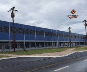 Veneziana de policarbonato alveolar leve, fácil de instalar, ideal para ventilação e iluminação natural em galpões industriais.