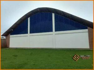 A Importância das Venezianas Industriais para GinásiosNossas venezianas industriais oferecem eficiência energética e controle climático, reduzindo custos com climatização em até 80%. Elas garantem um ambiente fresco e bem iluminado para atletas e espectadores.