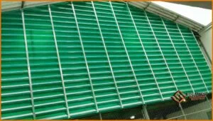 Veneziana Industrial Iluminação Veneziana Industrial Iluminação - fibra de vidro verde com alta resistência, ideal para iluminação natural eficiente em ambientes industriais.