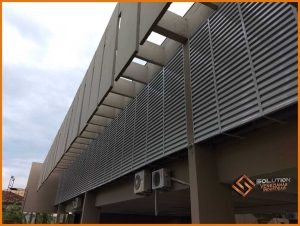 Veneziana industrial para fachadas, com design moderno, alta resistência e ventilação eficiente para galpões.