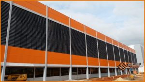 Veneziana Industrial Policarbonato Veneziana Industrial Policarbonato A imagem da Veneziana Industrial em Policarbonato Alveolar Fumê tem como finalidade apresentar ao público a opção de utilizar este tipo de veneziana em indústrias e grandes empreendimentos, como uma solução eficiente para garantir a ventilação e a iluminação natural, além de outras vantagens, como a proteção contra chuvas e ventos fortes e a durabilidade do material de policarbonato. A veneziana industrial em policarbonato alveolar fumê é ideal para empreendimentos que buscam um design moderno e sofisticado, além de maior aproveitamento de recursos naturais, garantindo um ambiente mais confortável, principalmente em dias quentes, sem a necessidade de utilizar equipamentos de refrigeração e ventiladores. Além disso, a policarbonato alveolar fumê é um material resistente e que suporta as condições extremas presentes em ambientes industriais, garantindo segurança e proteção para os funcionários e maquinários.