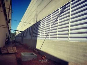 Venezianas Industriais PVC Claridade Venezianas Industriais PVC Claridade natural para ambientes industriais com ventilação eficiente e redução de consumo de energia