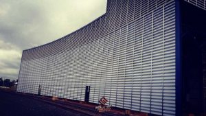 Veneziana Industrial Iluminação Veneziana Industrial Iluminação - Policarbonato alveolar para entrada de luz natural eficiente em ambientes industriais, garantindo durabilidade e resistência superior.