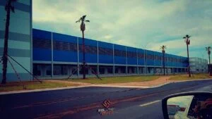 Veneziana Industrial Iluminação Veneziana Industrial Iluminação - Policarbonato fumê proporcionando entrada de luz natural com proteção contra brilho excessivo para ambientes industriais