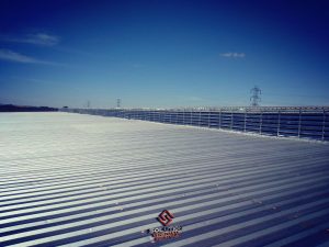 Venezianas Industriais Aço Galvanizado Lanternins com Venezianas Industriais com Pintura Eletrostática aplicados em galpões industriais, oferecendo ventilação natural, acabamento resistente e alta durabilidade contra intempéries.