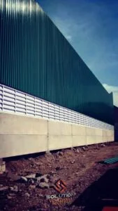 Fachadas Industriais Durabilidade e Resistência com veneziana industrial Solution aplicada em galpões, garantindo ventilação natural e estrutura robusta