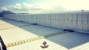 Lanternim Industrial PVC Lanternim Industrial PVC com estrutura leve e resistente, ideal para ventilação natural eficiente em galpões, fornecido pela Solution com foco em durabilidade e baixo custo de manutenção