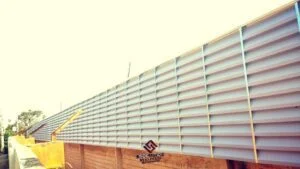 Fachadas industriais com venezianas Solution que oferecem ventilação natural, iluminação eficiente e resistência para galpões e ambientes industriais