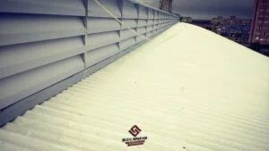 Lanternim Industrial Solution instalado em galpão para ventilação natural eficiente e conforto térmico