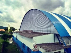 Venezianas de PVC Preço: solução versátil e econômica para galpões industriais, unindo ventilação eficiente, leveza e acabamento moderno.