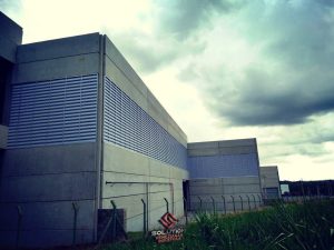 Venezianas Industriais Brasil Venezianas Industriais Brasil Ventilação Eficiente com design robusto, aplicadas em galpões industriais para promover conforto térmico e circulação de ar contínua