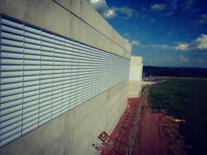 Janelas Industriais Veneziana Industrial Solution contribuindo com práticas de desenvolvimento sustentável em ambientes industriais por meio de ventilação natural e materiais ecológicos