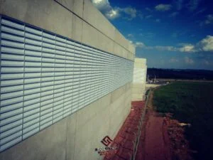 Venezianas Industriais PVC Claridade Venezianas Industriais PVC com ótimo custo-benefício, fabricadas sob medida para galpões, com foco em ventilação e economia