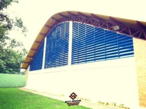 Janela Industrial Ventilação projetada para melhorar o fluxo de ar em ambientes industriais.