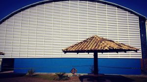 Venezianas Industriais Solution Venezianas Industriais Solution aplicadas em galpão industrial, proporcionando ventilação cruzada e iluminação natural com alta durabilidade e baixo custo de manutenção.