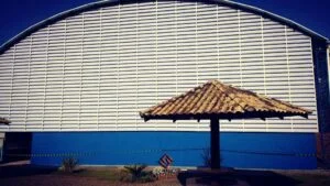 Venezianas Industriais Solution aplicadas em galpão industrial, proporcionando ventilação cruzada e iluminação natural com alta durabilidade e baixo custo de manutenção.