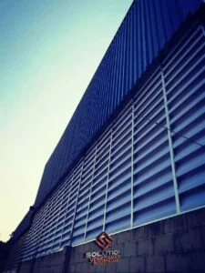 Venezianas Industriais Solution aplicadas em galpão sustentável, melhorando ventilação e iluminação natural com eficiência energética e responsabilidade ambiental.