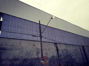 Venezianas Industriais PVC Venezianas Industriais PVC instaladas em galpão industrial, oferecendo ventilação contínua, resistência ao tempo e eficiência para ambientes industriais exigentes
