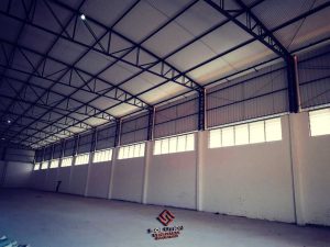 Veneziana industrial translúcida instalada em galpão, proporcionando iluminação natural e ventilação eficiente ao ambiente industrial.