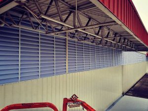 Veneziana Industrial Translúcida Veneziana industrial translúcida instalada em galpão, proporcionando iluminação natural e ventilação eficiente no ambiente industrial.