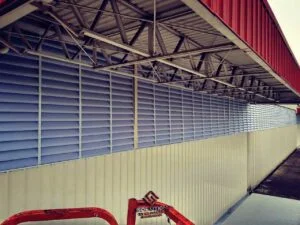 Venezianas Fachadas Venezianas Fachadas, Eficiência Além da Estética com ventilação natural e impacto visual valorizado em galpões industriais
