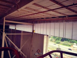 Venezianas Industriais PVC, Venezianas Industriais PVC aplicadas em galpões, oferecendo ventilação natural, controle de luminosidade e versatilidade no layout industrial