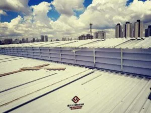 Lanternim Industrial Solution SP Lanternim Industrial Solution SP A imagem do lanternim fabricado com PVC 1.2mm branco leitoso translúcido tem como finalidade proporcionar uma solução eficiente para a ventilação e iluminação em ambientes como galpões industriais. Com seu material resistente e translucidez do PVC branco leitoso, essa solução oferece uma iluminação suave e difusa, ao mesmo tempo em que permite a circulação de ar adequada. Sua aparência moderna e funcionalidade versátil garantem um ambiente de trabalho mais confortável, com economia de energia e qualidade de ar aprimorada, resultando em maior bem-estar e produtividade para os funcionários.