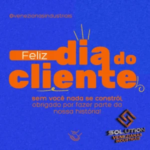 A imagem mostra um ambiente industrial iluminado e bem ventilado, destacando as venezianas de alta qualidade da Solution Venezianas Industriais instaladas em galpões e fachadas. No centro da imagem, há um banner festivo que diz "Feliz Dia do Cliente", rodeado por confetes e balões em cores corporativas. Abaixo do banner, há um grupo diversificado de profissionais industriais — engenheiros, arquitetos e operários — todos sorrindo e segurando uma placa que diz "Obrigado por escolher a Solution". O logotipo da Solution Venezianas Industriais está posicionado de forma proeminente no canto inferior direito. A imagem transmite uma sensação de gratidão, qualidade e compromisso com a excelência no atendimento ao cliente.