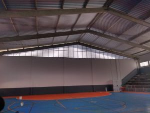 A Solution Veneziana Industrial em São Paulo SP instalada em fachada de galpão, promovendo ventilação eficiente e estética moderna com alta durabilidade