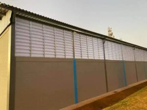 Veneziana Industrial em Guarulhos instalada em galpão, garantindo ventilação natural, conforto térmico e excelente durabilidade para ambientes industriais.