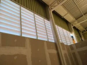 Venezianas industriais em pvc Venezianas Industriais em PVC garantindo melhoria na qualidade do ar em ambientes industriais com ventilação eficiente e alta durabilidade
