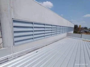 Veneziana Industrial em Guarulhos instalada em galpão, destacando os benefícios da ventilação natural, alta durabilidade e desempenho em ambientes industriais exigentes