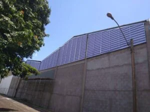 Veneziana Industrial em Campinas Veneziana Industrial em Campinas com qualidade e eficiência da Solution Venezianas Industriais, aplicada em fachadas industriais para ventilação e durabilidade superior