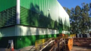 Veneziana Industrial em Campinas instalada em fachada de galpão, garantindo ventilação natural e eficiência térmica com qualidade Solution