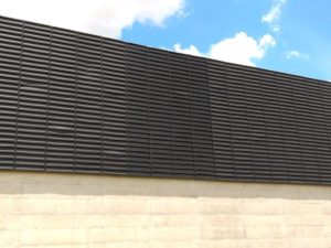 Veneziana Industrial em Sorocaba Veneziana Industrial em Sorocaba SP instalada em galpão com ventilação natural eficiente, design funcional e estrutura em PVC resistente