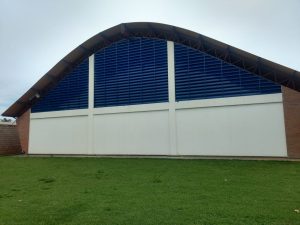 Janela Industrial Ventilação instalada em fachada de galpão, proporcionando circulação de ar e iluminação natural.