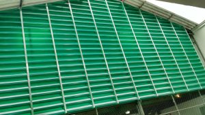 Veneziana Industrial Aletas em Fibra de Vidro Veneziana Industrial Aletas em Fibra de Vidro da Solution Venezianas Industriais para ventilação eficiente e alta durabilidade