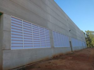 Veneziana Industrial na Fachada Veneziana Industrial na Fachada com controle de luz natural e ventilação eficiente para ambientes industriais