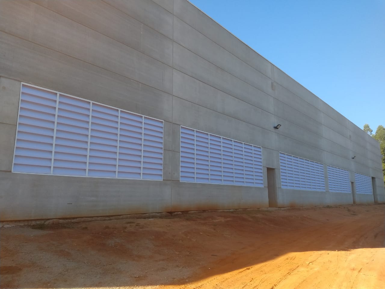 Janelas Industriais de Alta Performance | Eficiência e Sustentabilidade Descubra nossas janelas industriais projetadas para maximizar a eficiência energética e a ventilação. Soluções personalizadas para galpões e fábricas, com garantia de qualidade e instalação profissional. Solicite seu orçamento gratuito!
