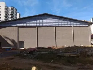 Veneziana industrial translúcida em PVC instalada em galpão, proporcionando iluminação natural e ventilação eficiente ao ambiente.