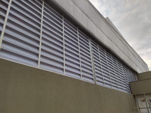 Veneziana industrial na Fachada Veneziana industrial na Fachada garantindo ventilação eficiente e design moderno para indústrias