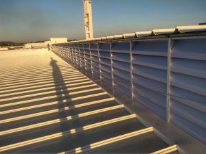 Lanternim Solution Lanternim Solution promovendo ventilação natural e manutenção de um ambiente de trabalho produtivo em galpões industriais