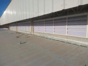 Lanternim Industrial Solution Lanternim Industrial Solution instalado em cobertura industrial, promovendo ventilação natural e contribuindo para práticas sustentáveis nos atuais modos de produção e consumo.