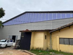 Veneziana Industrial em São Paulo Veneziana Industrial em São Paulo SP instalada em galpão, oferecendo ventilação natural eficiente com qualidade e acabamento de alto padrão