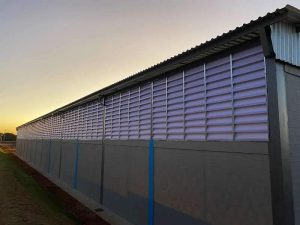 Veneziana PVC Veneziana PVC com qualidade garantida, ideal para ventilação industrial, proporcionando durabilidade, leveza e eficiência em galpões e estruturas metálicas