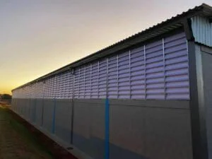 Veneziana PVC com qualidade garantida, ideal para ventilação industrial, proporcionando durabilidade, leveza e eficiência em galpões e estruturas metálicas
